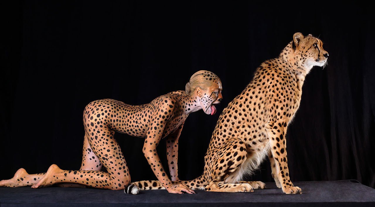 Жирная в леопардовом халате ублажает двоих