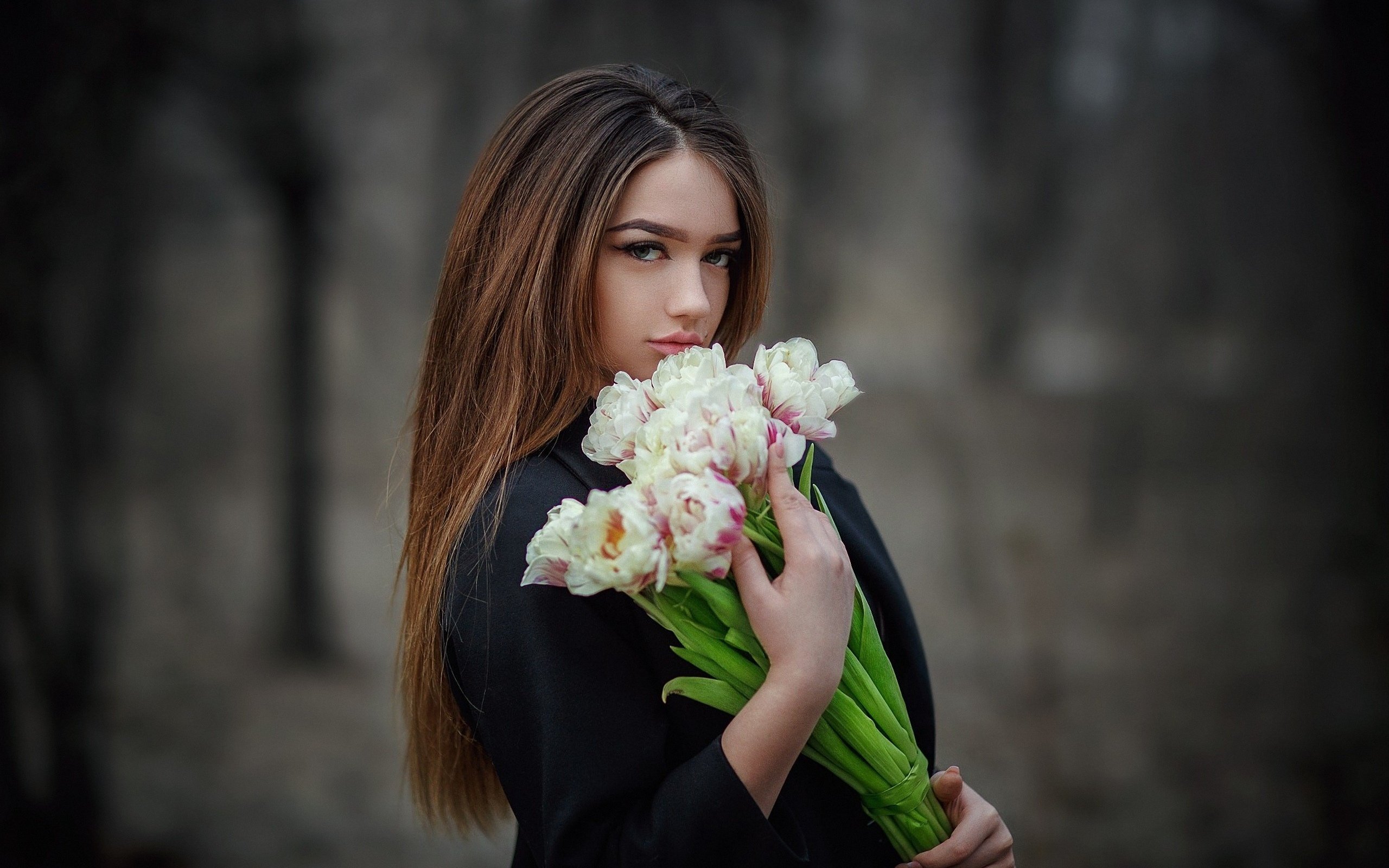 Девушка с цветком