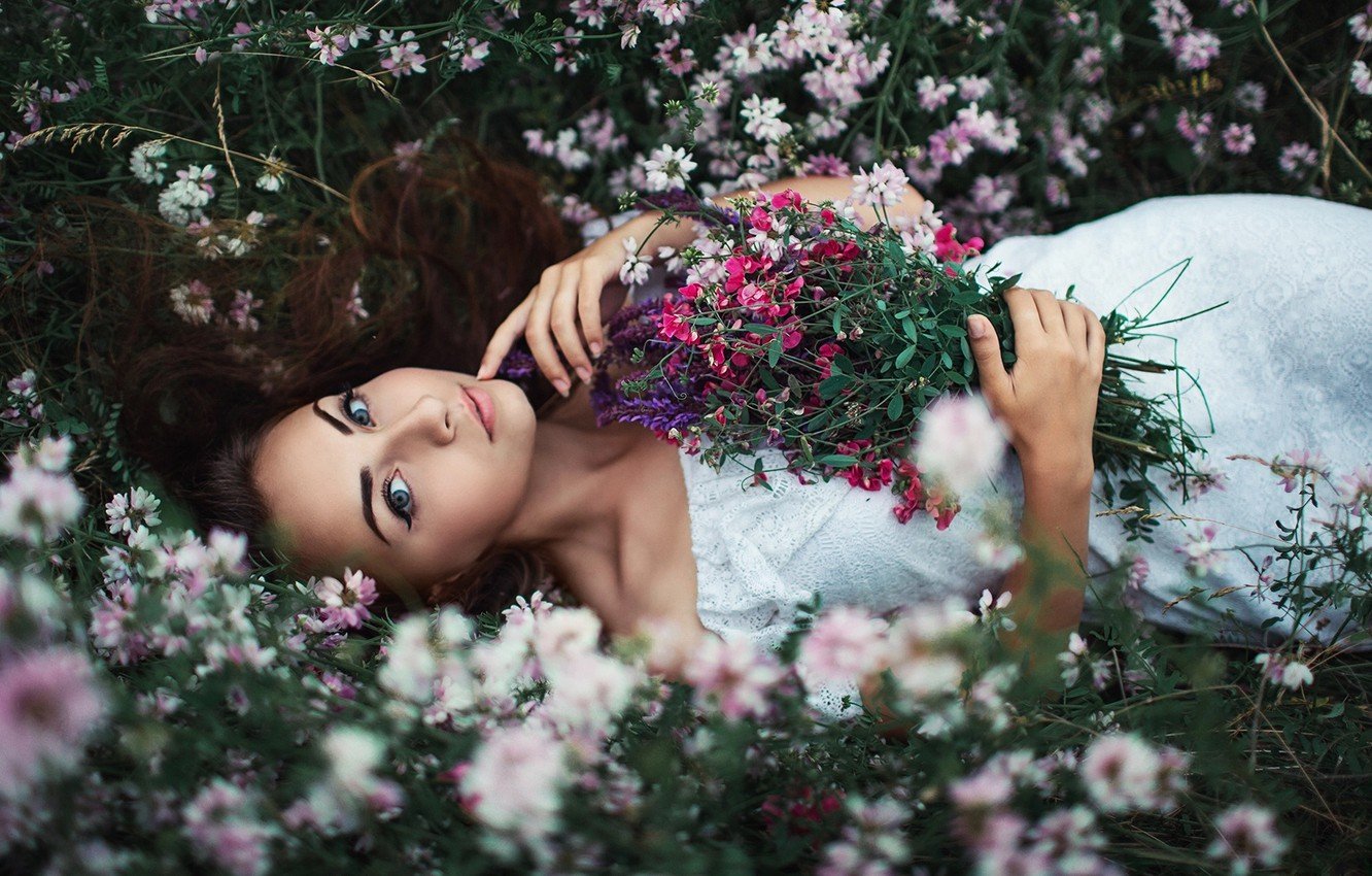 Девушка с офигенной фигурой на цветочной поляне