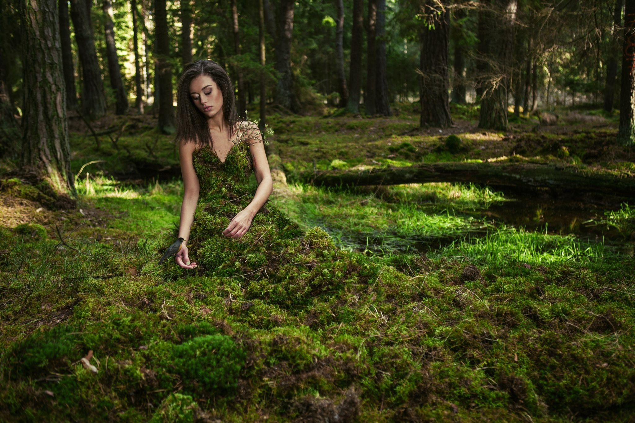 Женщина в лесу фото