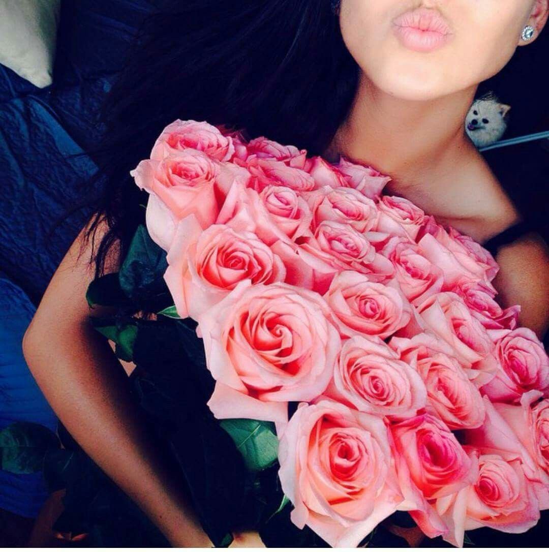 Красивые девушки с букетом роз