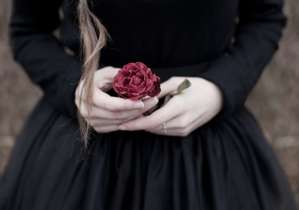 1 Роза Фото В Руке Девушки