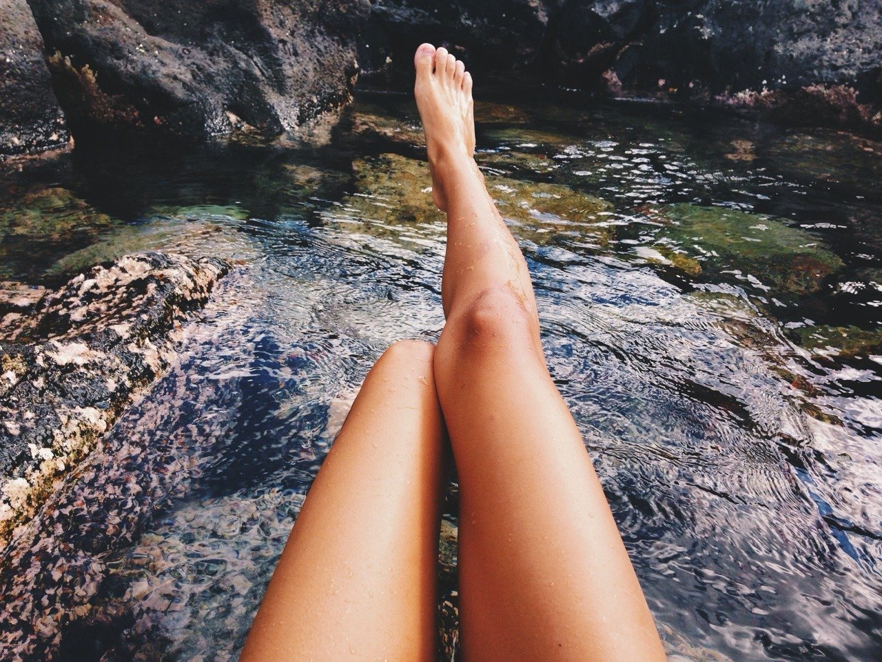 Фото стройной голой блондинки раздвинувшей ножки в море