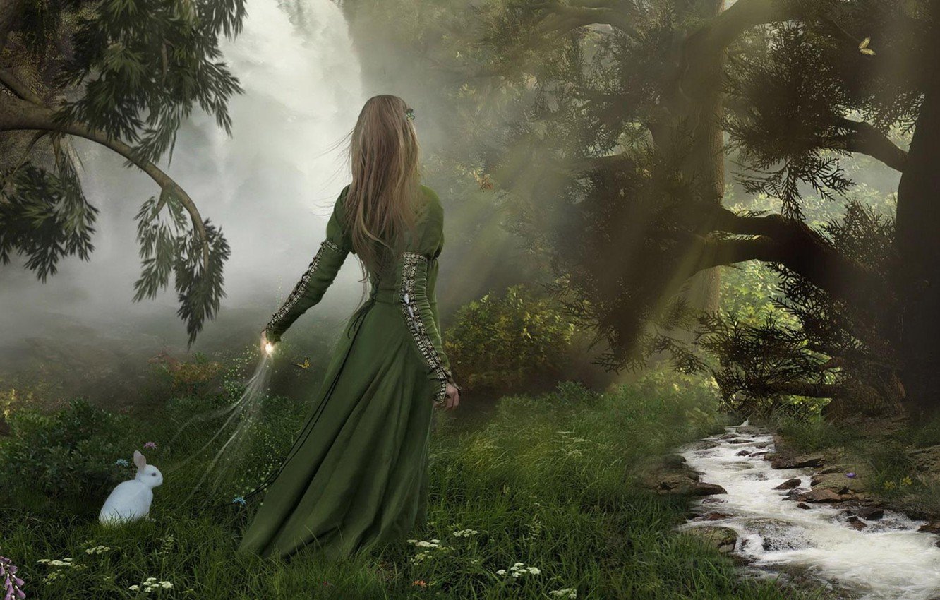 Обнаженная принцесса гуляет по живописному лесу