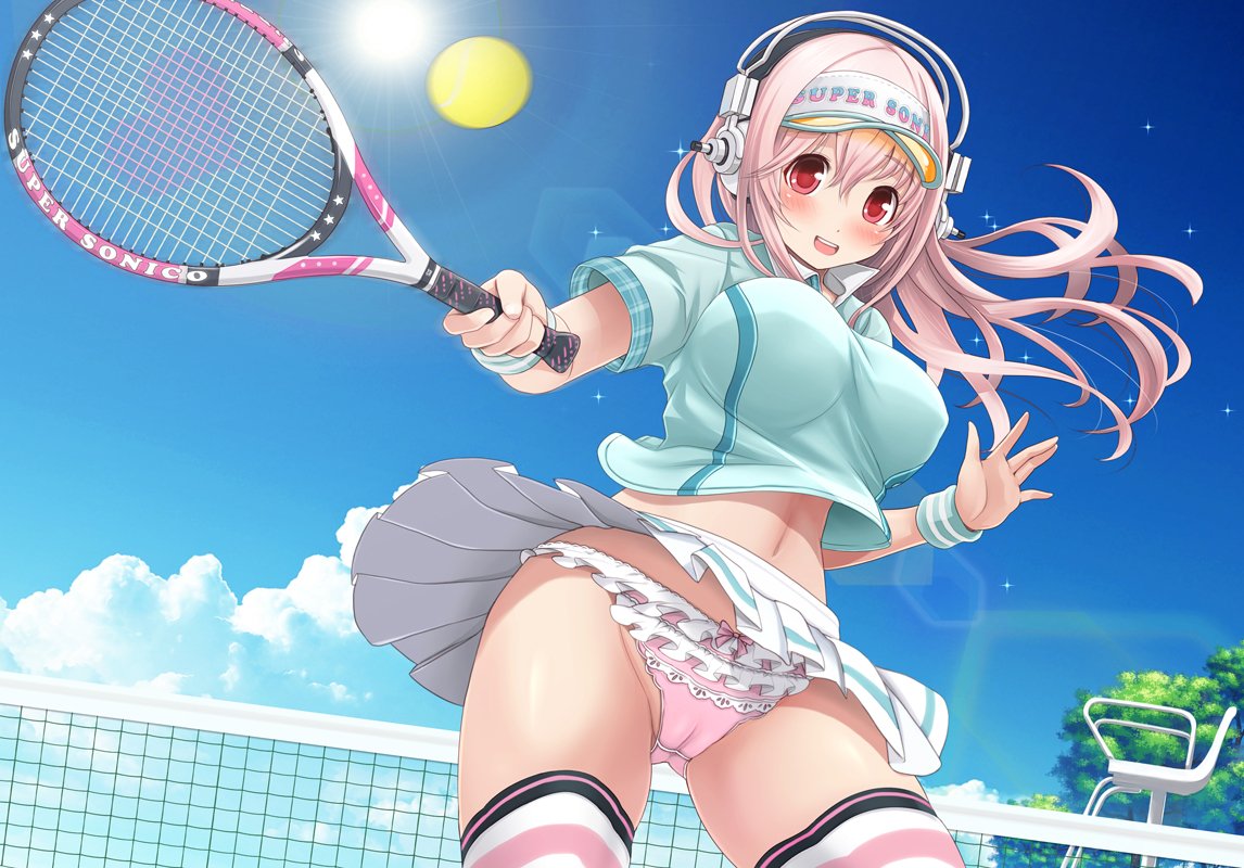 Сисястая негритяночка играет в тенис