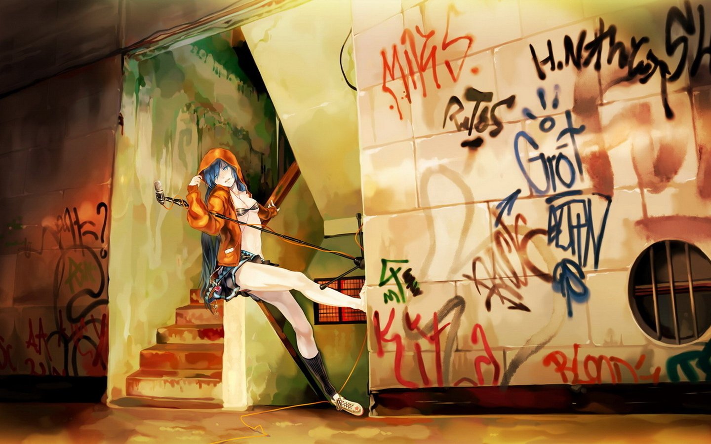 Маша позирует на фоне графити в новострое