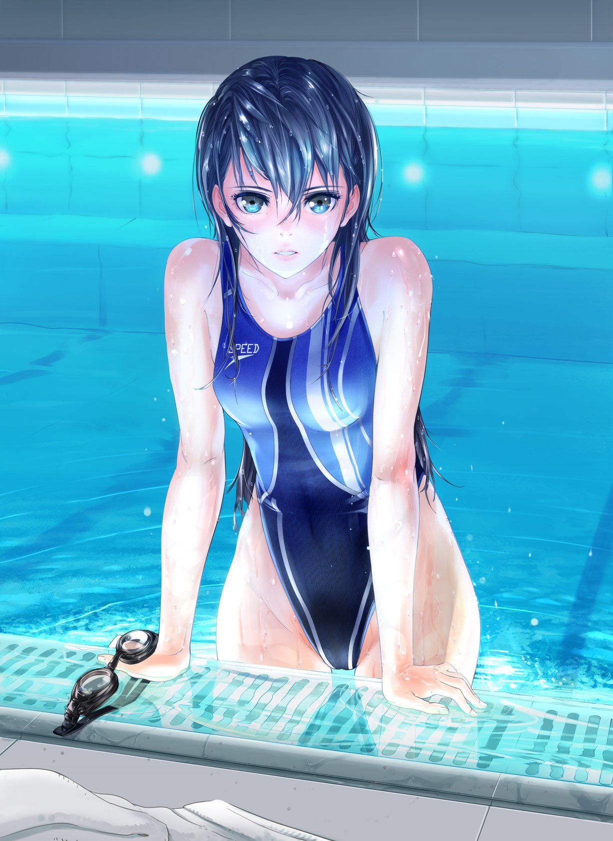 Девушка вечером спустилась к бассейну и разделась в воде