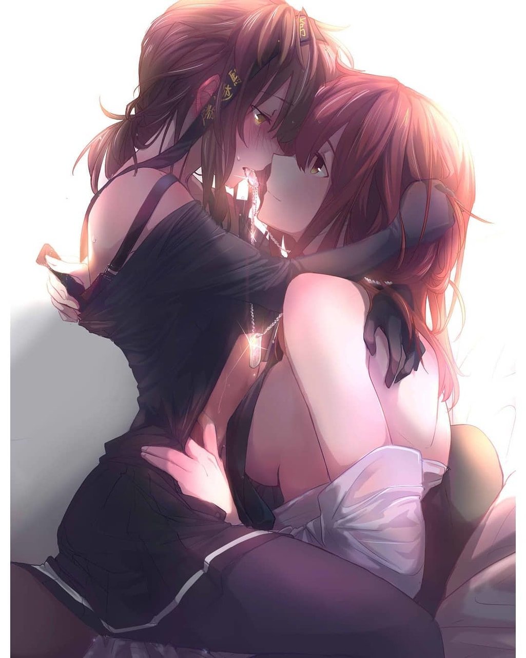 Горячие лесбиянки целуются и ласкают друг друга