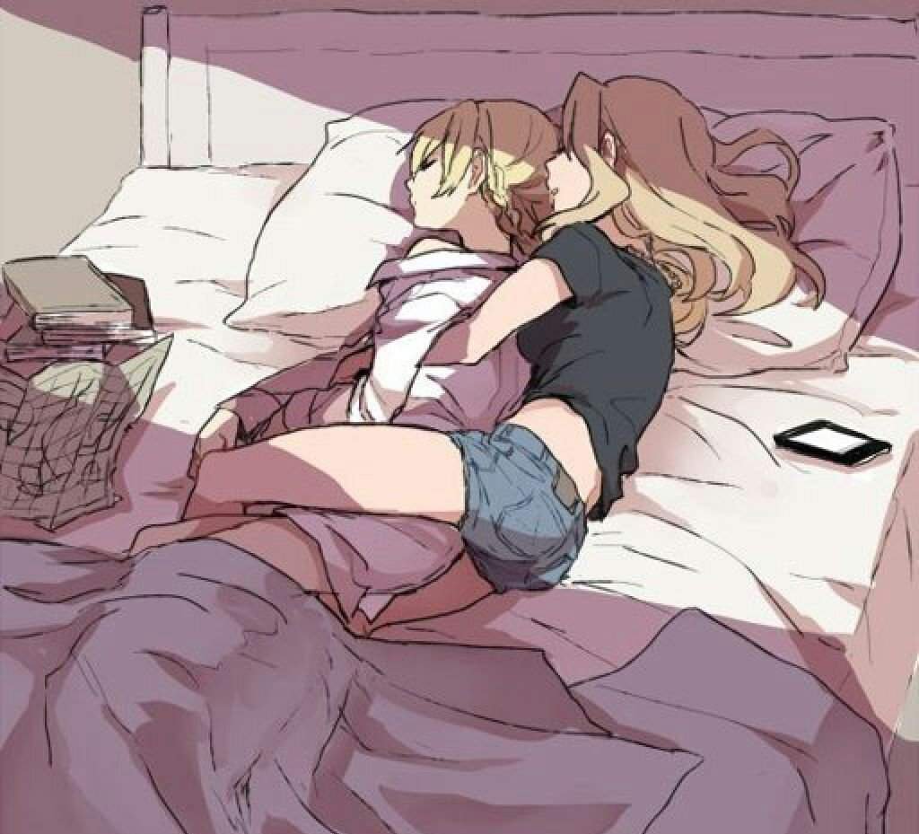 Две подруги на большой кровати занимаются любовью 