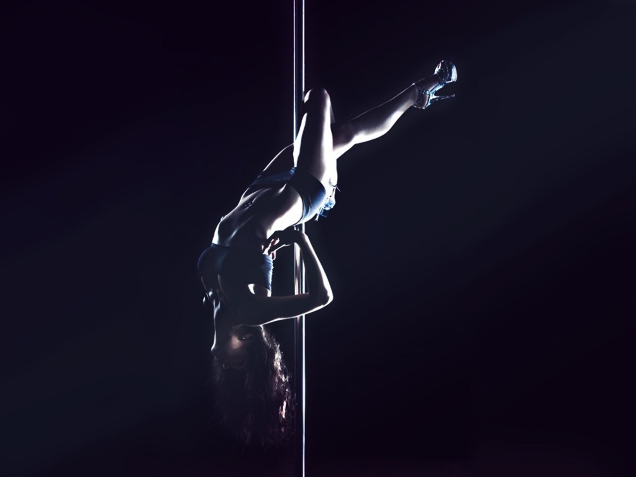 Pole dancer elodie discovers pictures