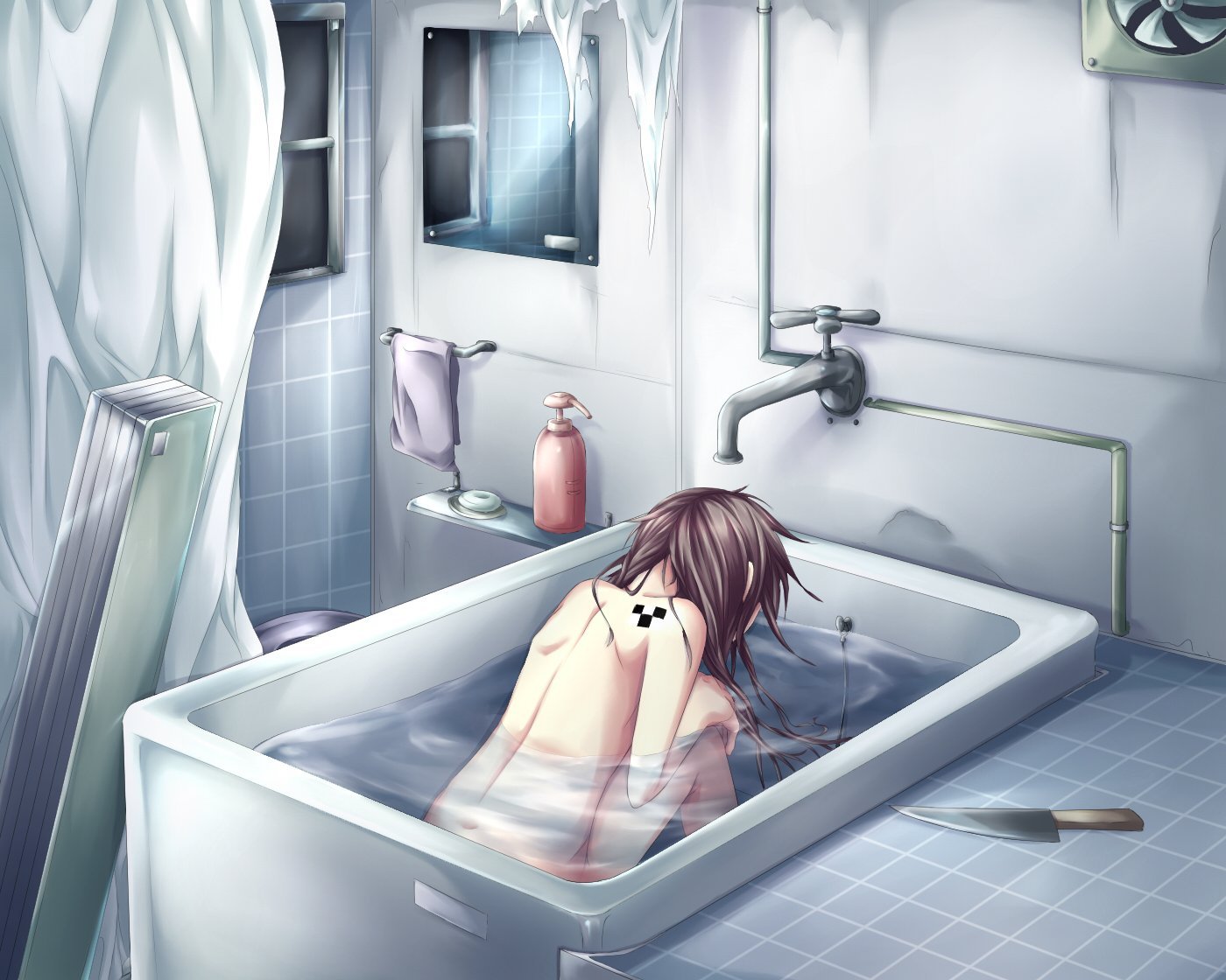 Худенькая японка моется в ванной