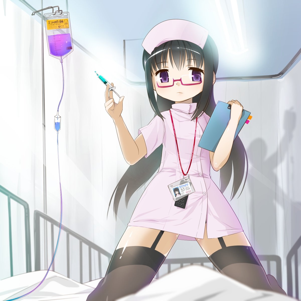 Похотливая медсестра показала свою киску на гинекол. кресле