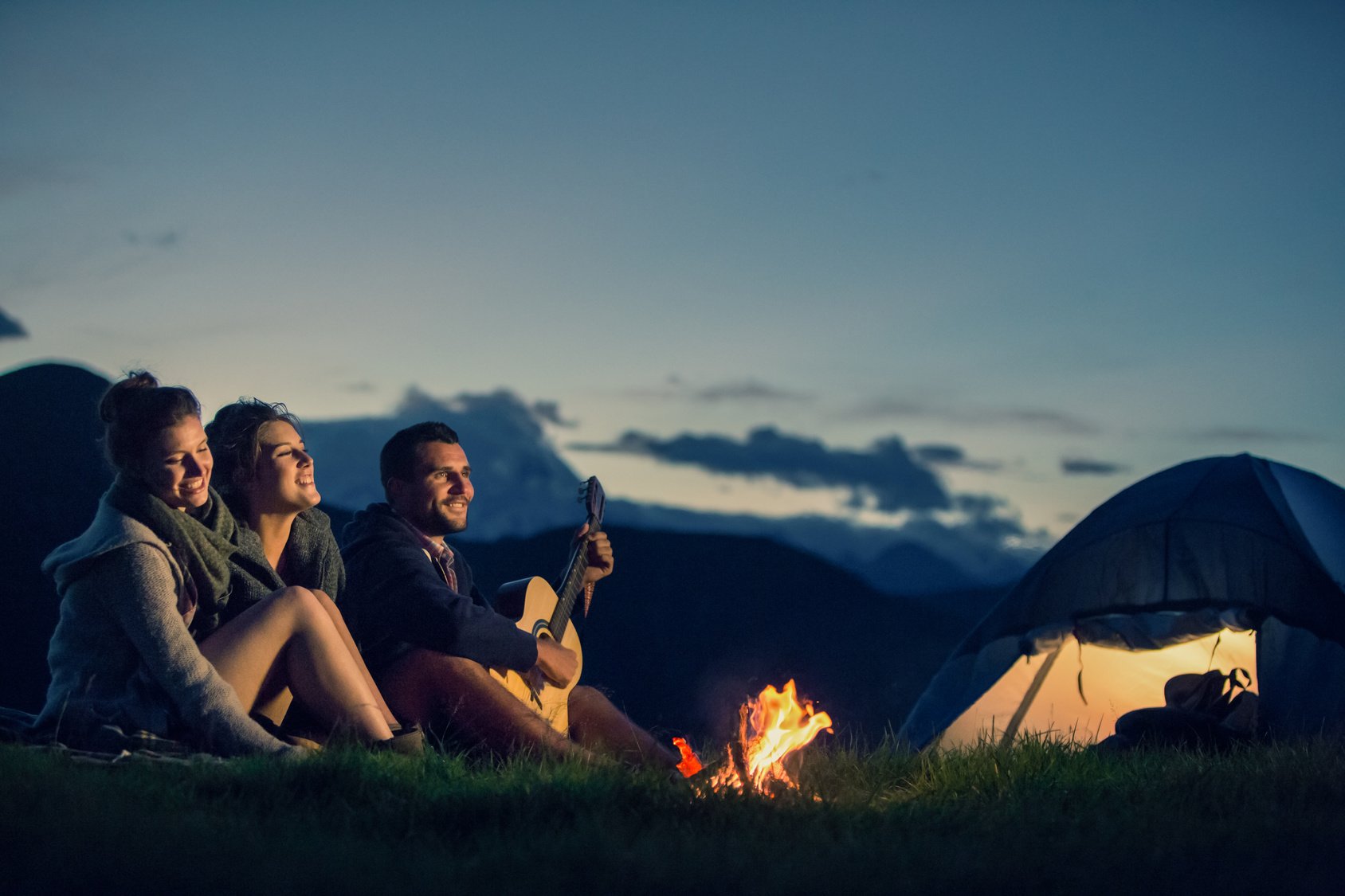 Голые подруги на отдыхе с палатками фото