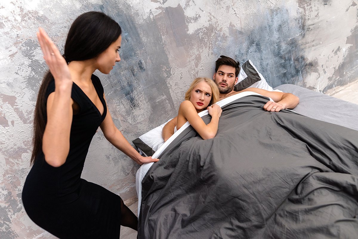 Две любовницы ублажают чёрного парня в постели по очереди