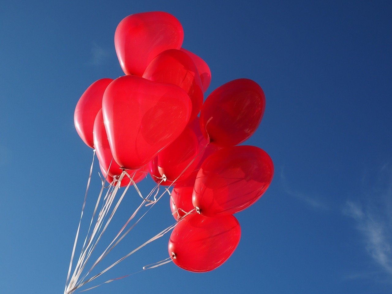 Милашка в красных трусиках играет с воздушными шариками