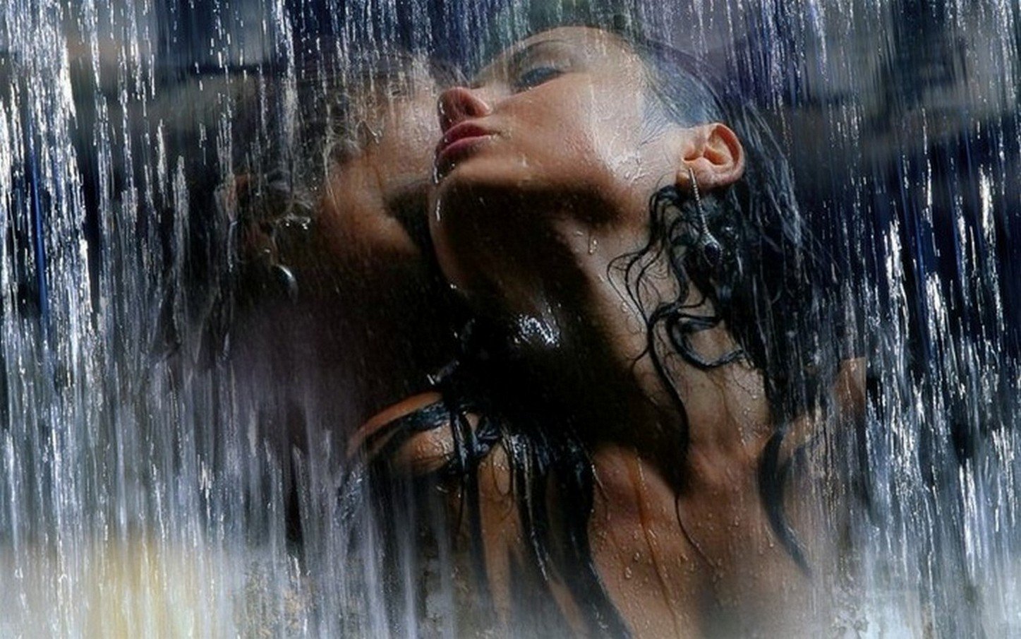 Парень с девушкой любят вместе принимать душ гиф
