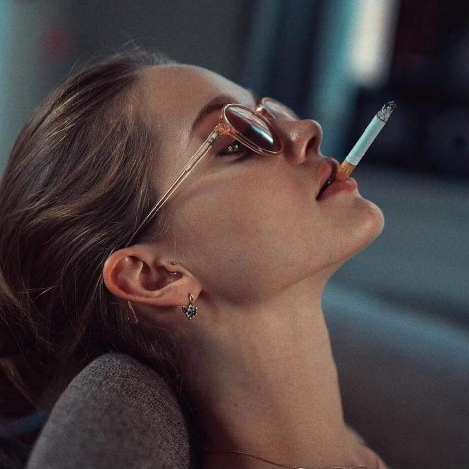 Девушка просто курит
