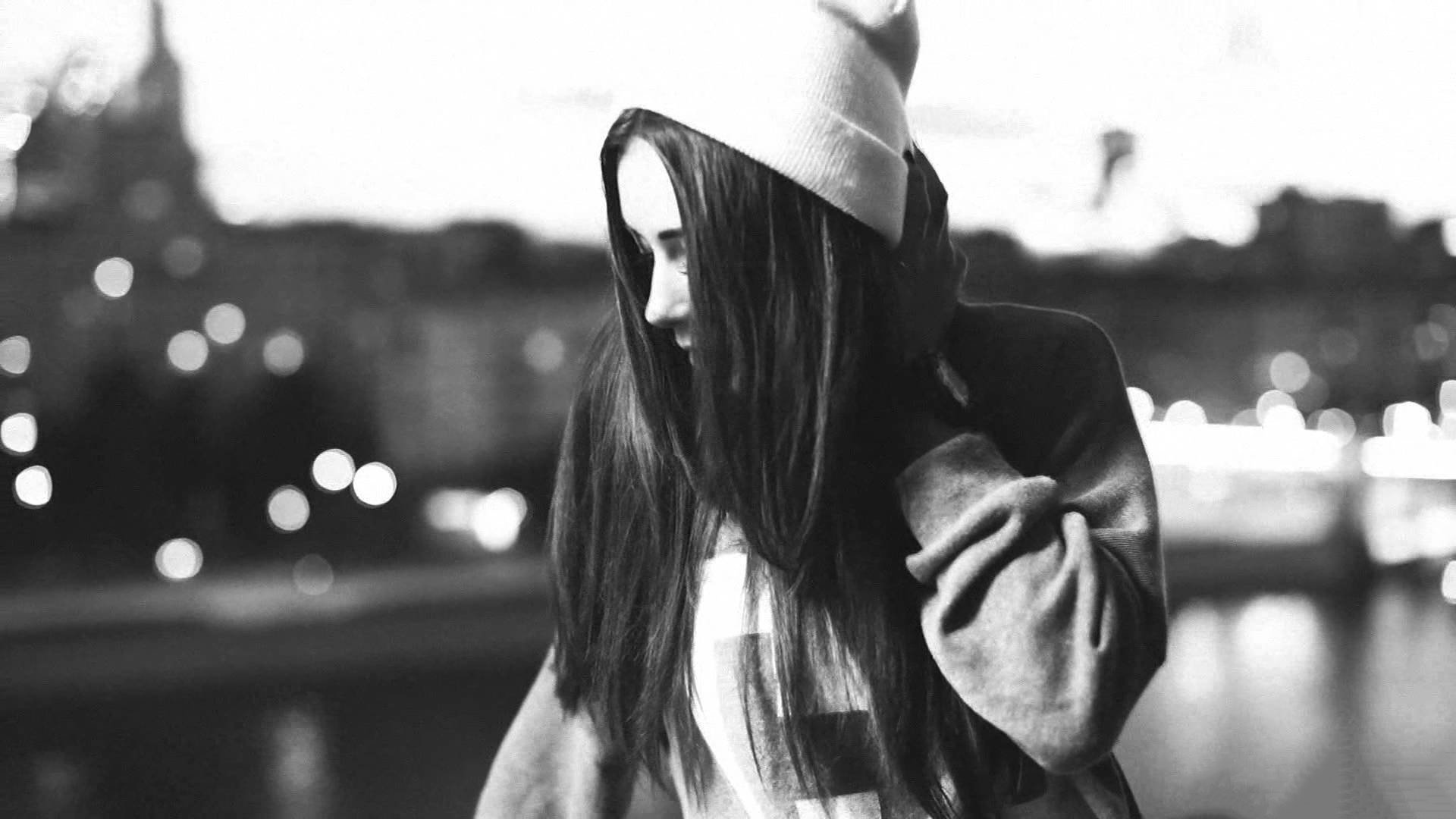 Девушка В Наушниках Черно Белое Фото