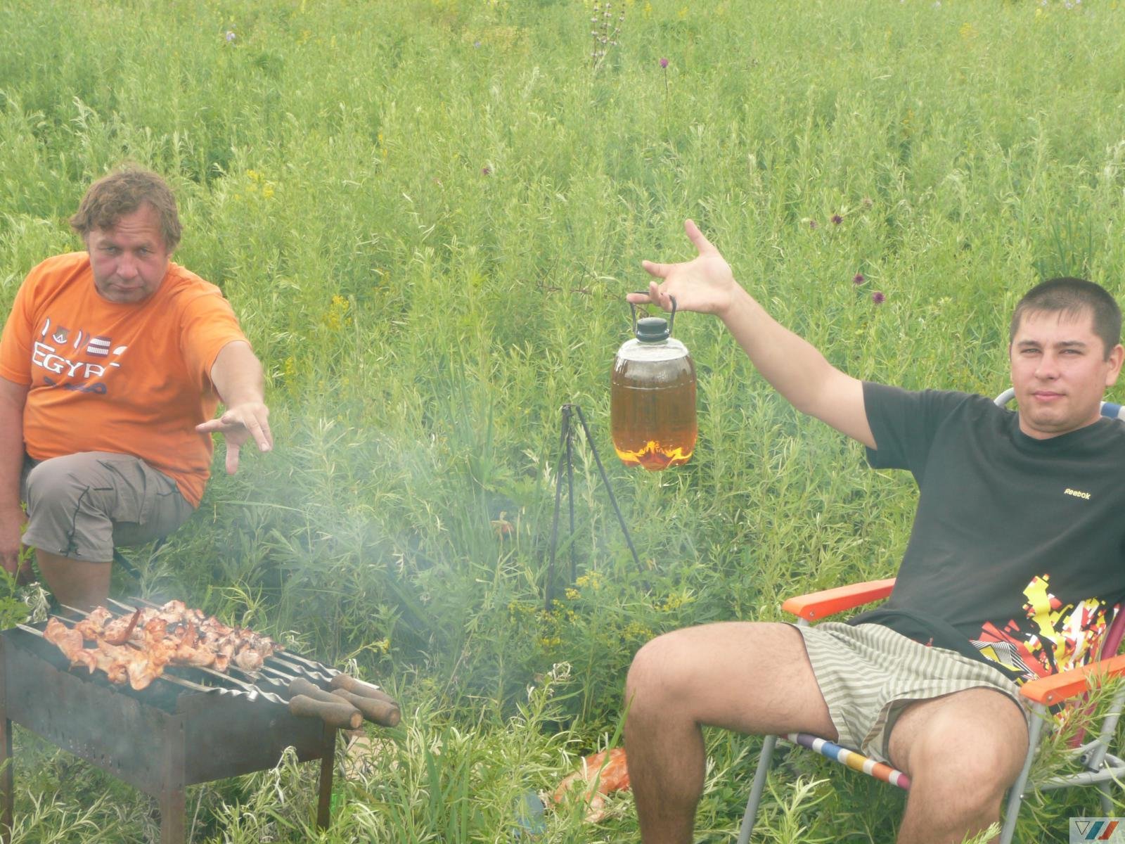 Русские телки отдыхают за городом с пивом и парнями
