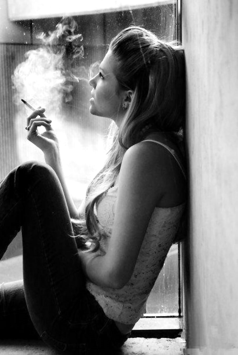 Курящая девушка на диване
