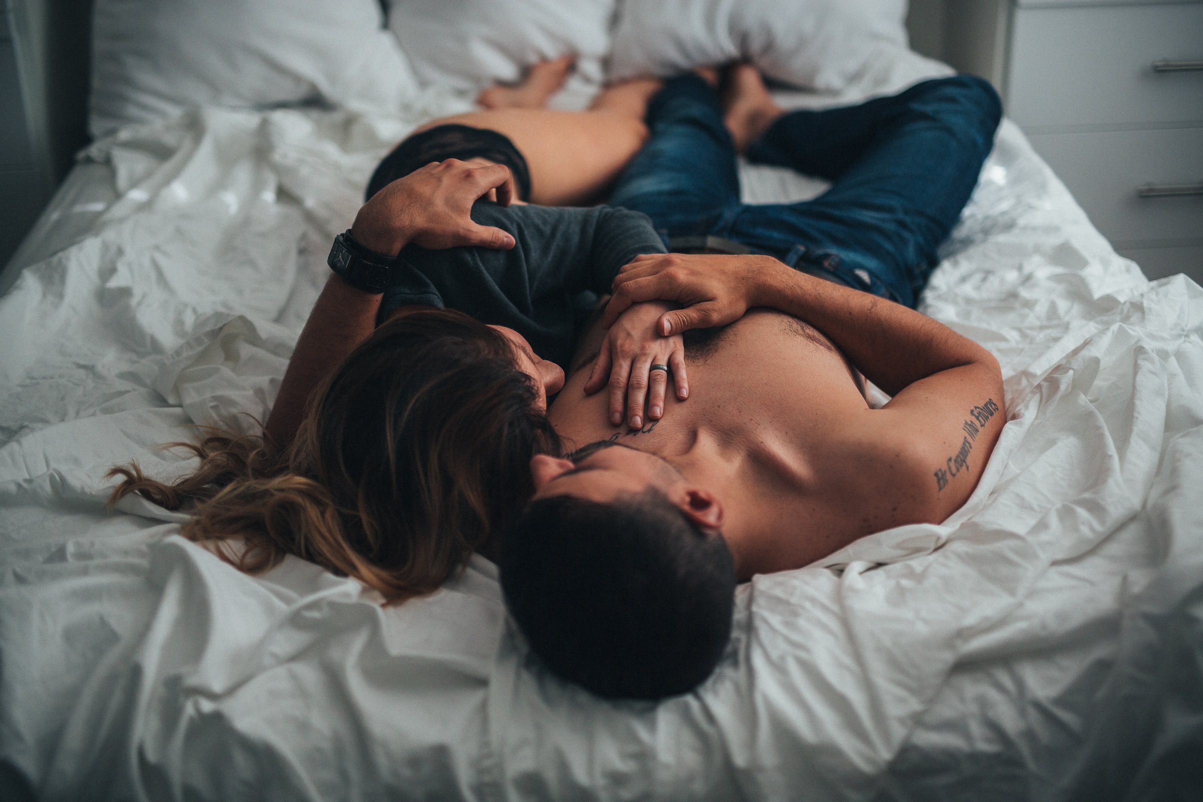 Любовники сняли на видео романтический интим в постели в вечернее время