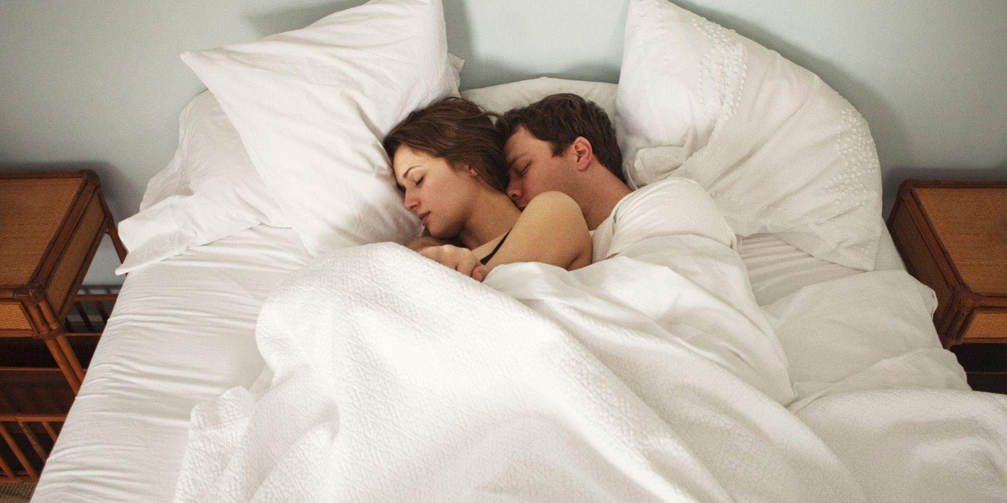 Мужчина и женщина спят вместе фото