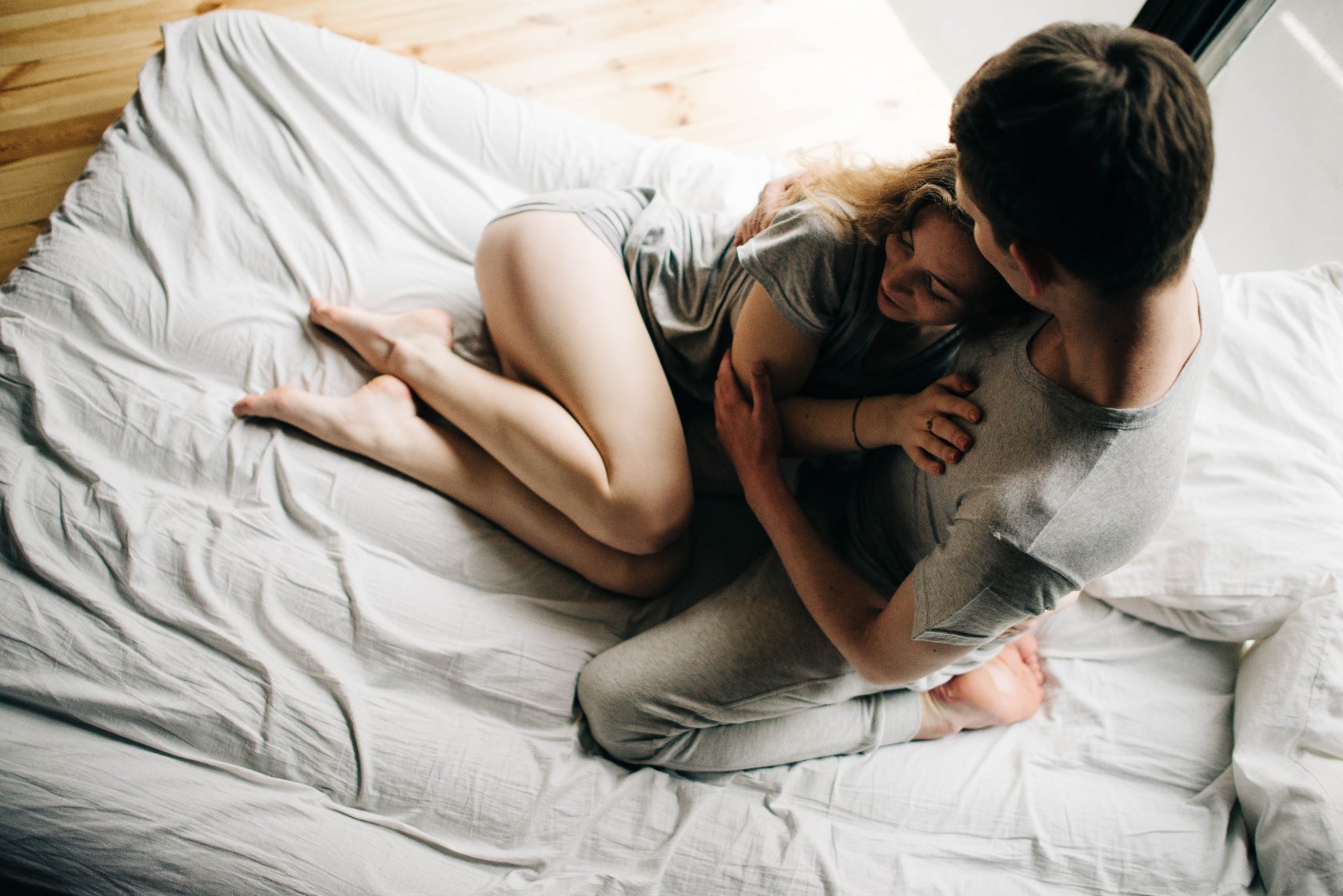 Две молодые пары показывают друг другу как ебутся и залезают в одну кровать