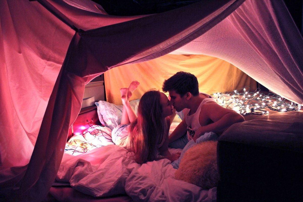 Любовники сняли на видео романтический интим в постели в вечернее время