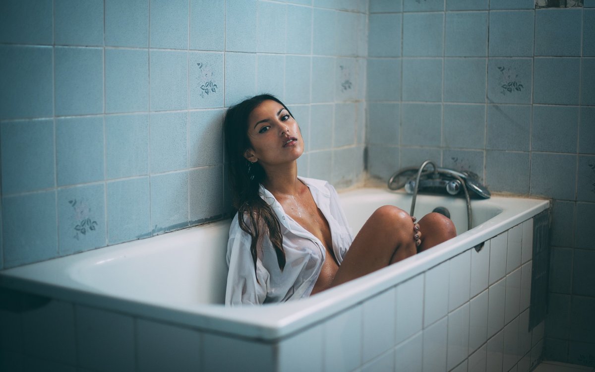 Грудастая девушка в ванной дрочит