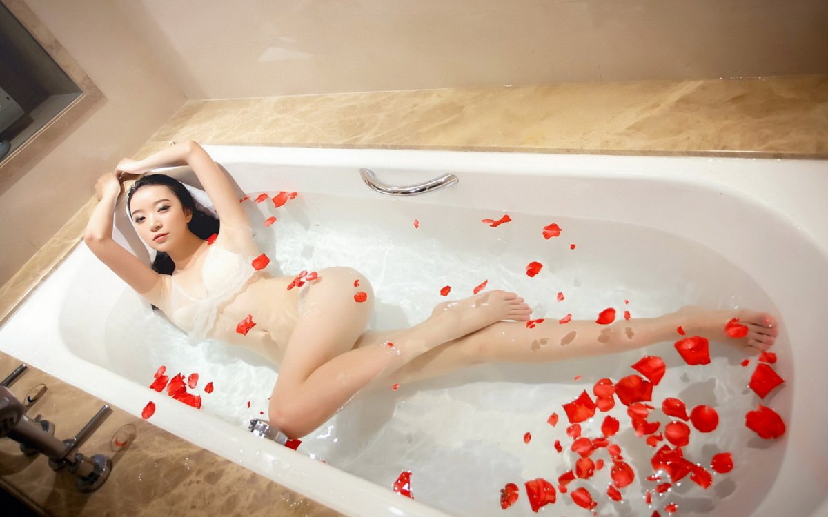 Эротика рыжей в большой ванне-джакузи
