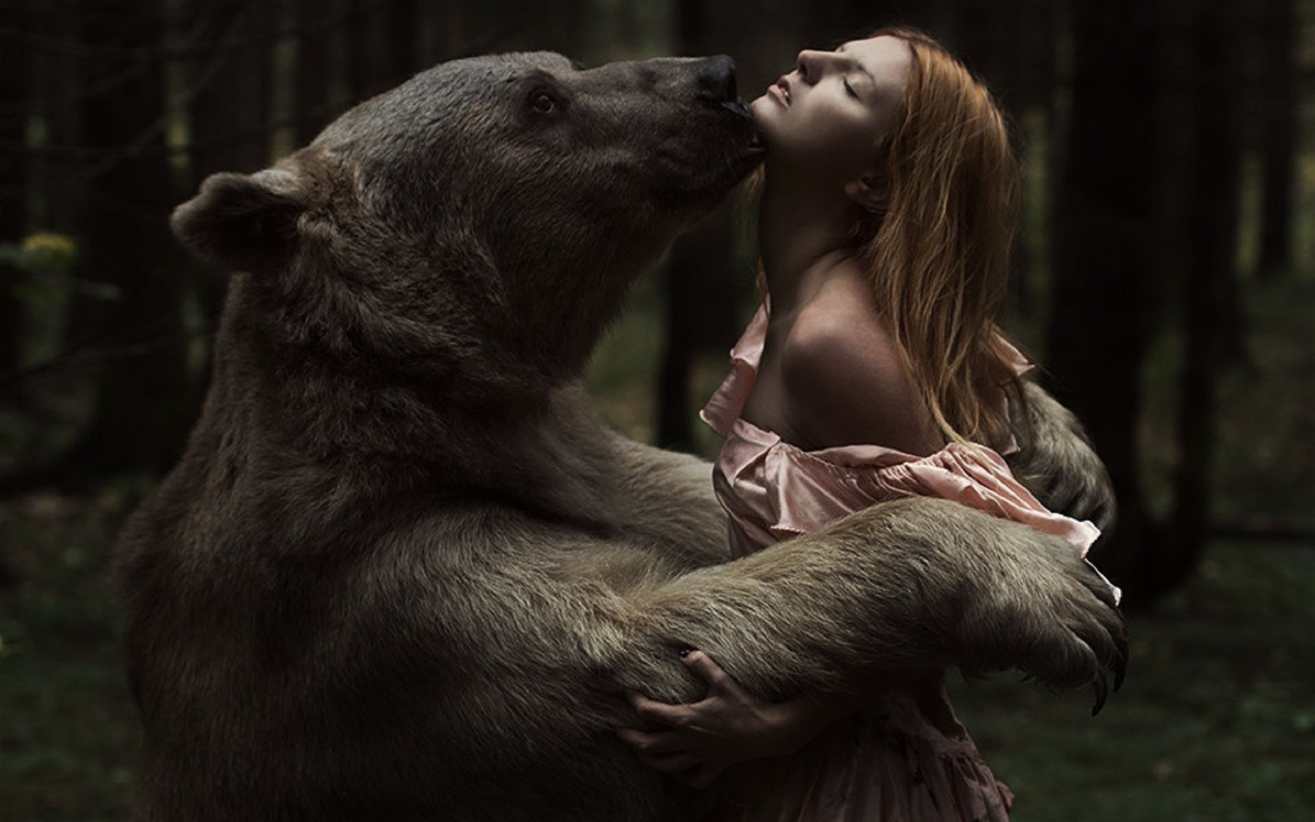 Голая девушка на шкуре медведя