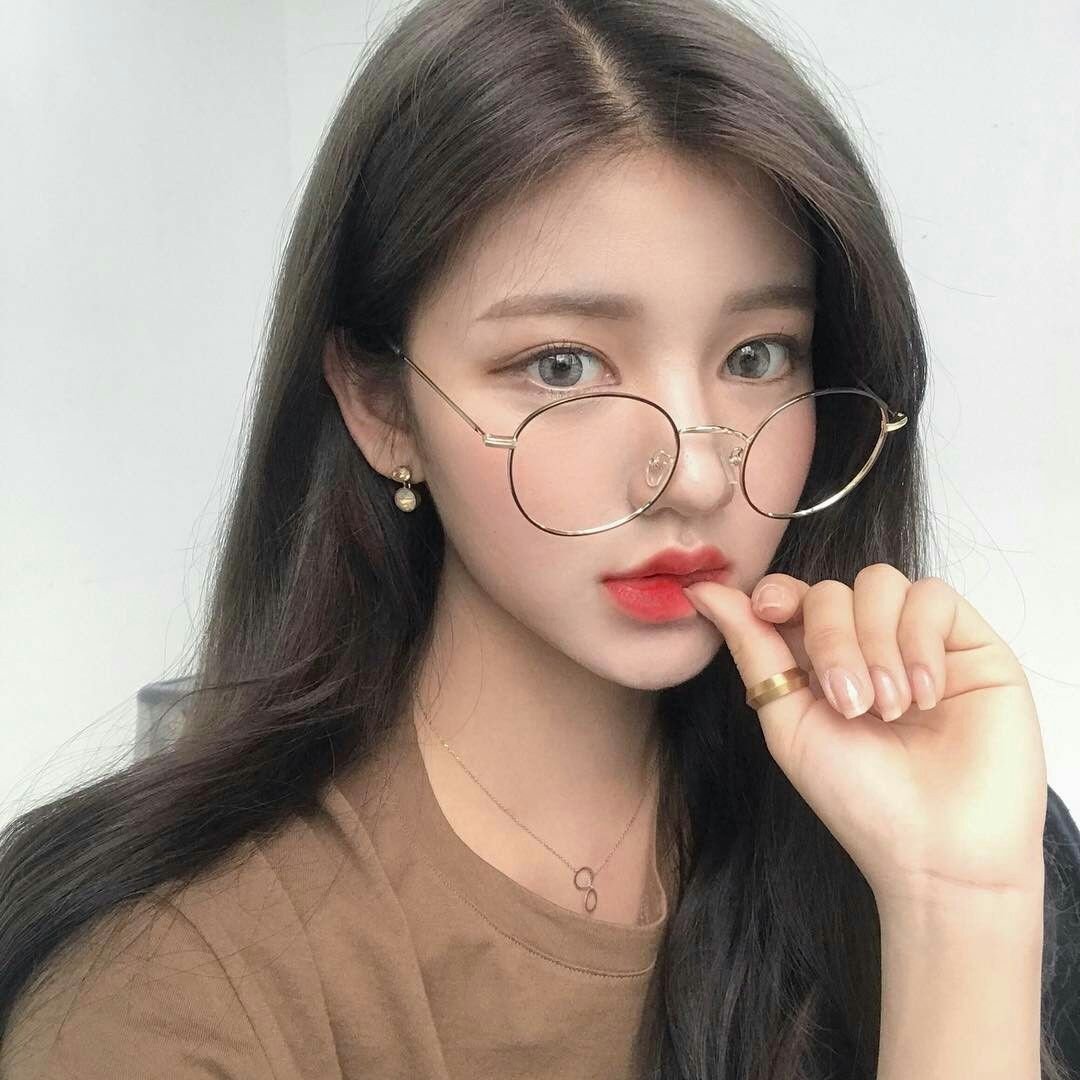 Корейский пикап милой азиатки в очках