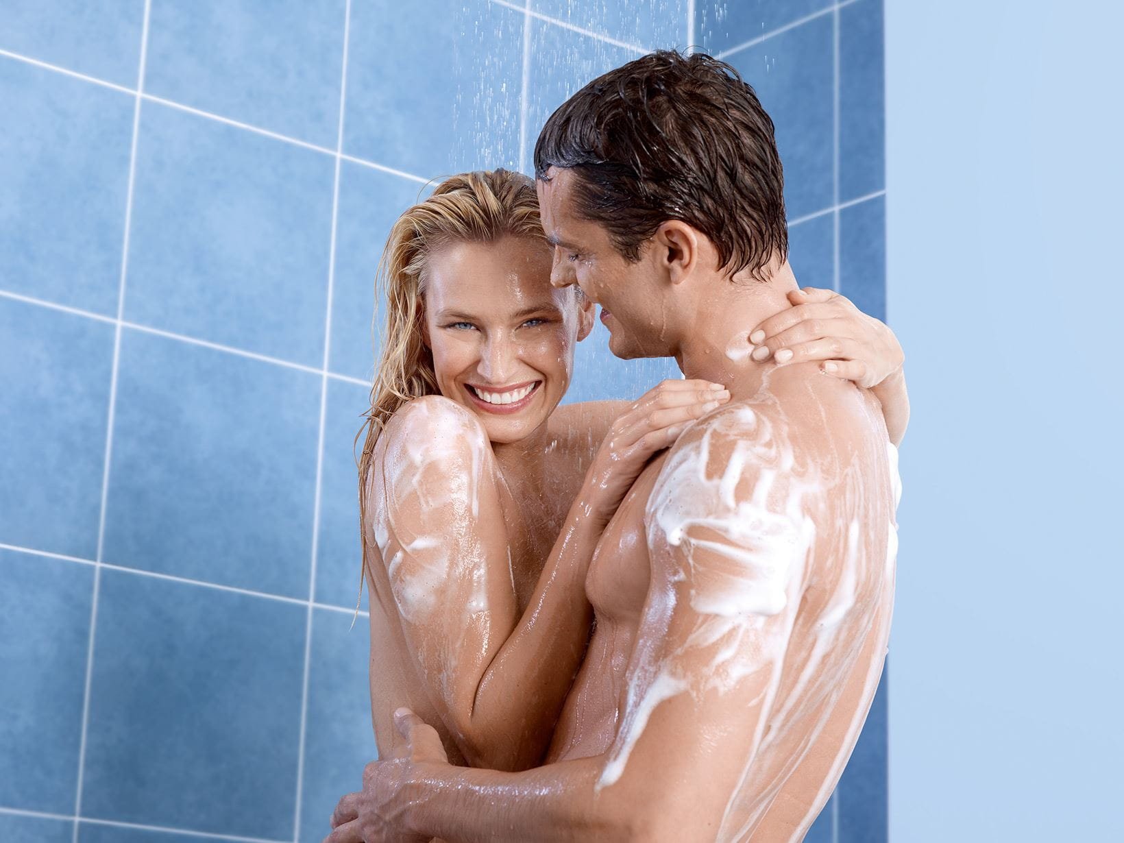 Блондинка и её парень заперлись в гостях в ванной ради секса