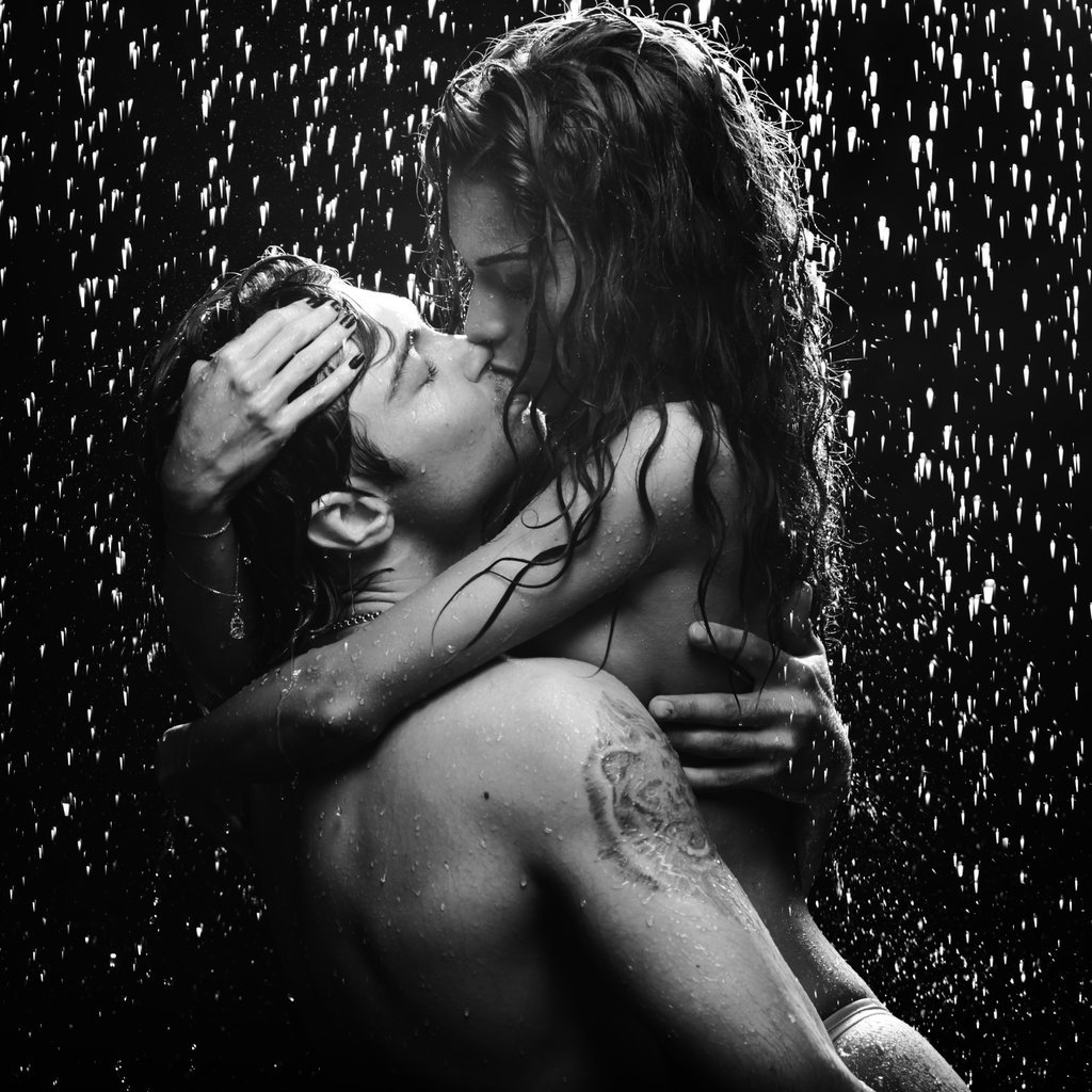 После поцелуев в душе красотка пососала мокрый член мужчины