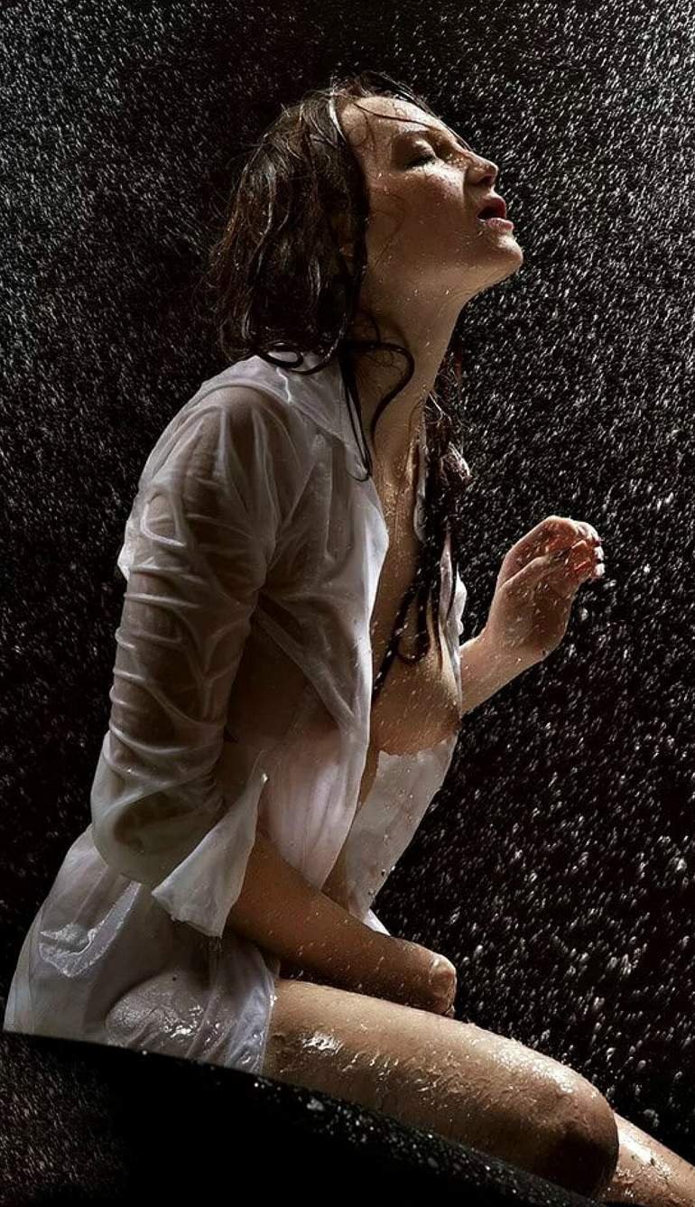 Брюнетка в прозрачной мокрой майке принимает душ
