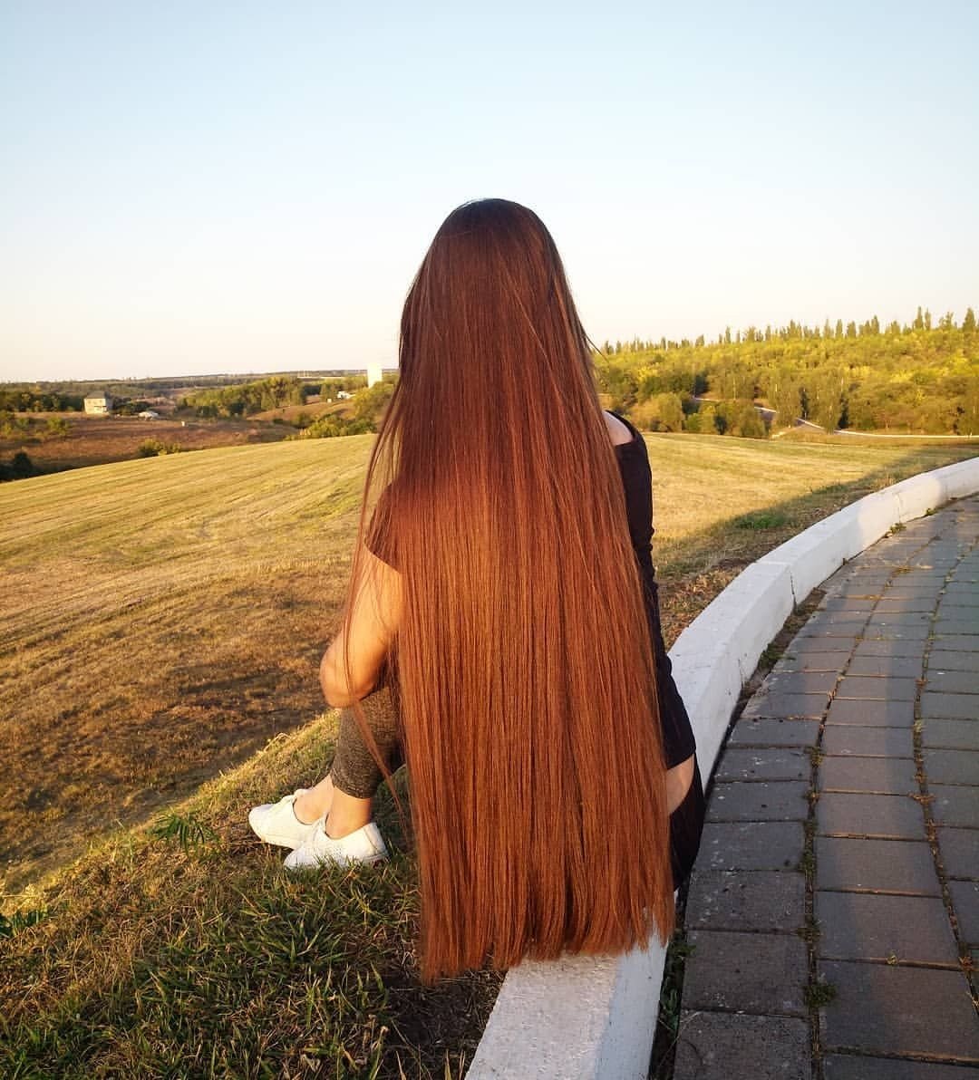 Фото Сзади Девушки Шатенки С Длинными Волосами