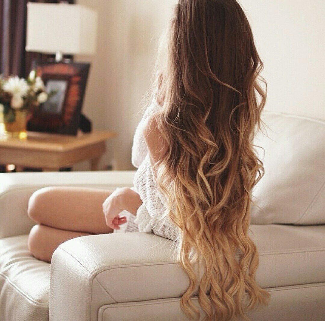 Очень красивые длинные волосы ниже попки у девки