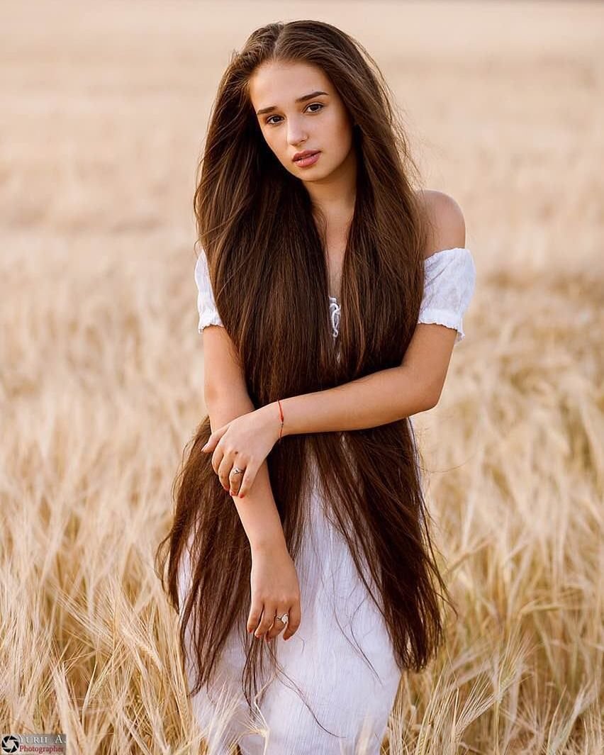 Молодая небритка с длинными волосами