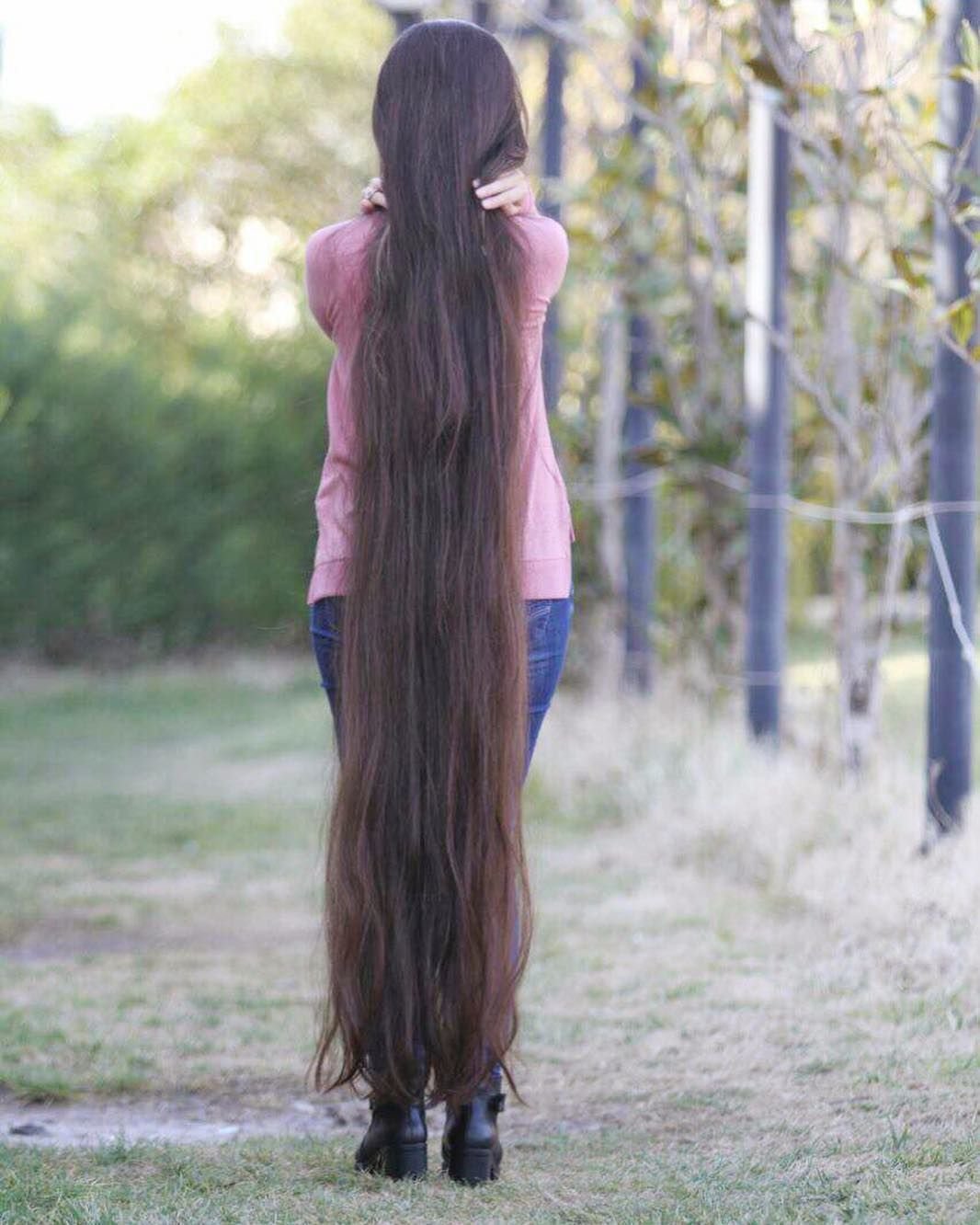 Очень красивые длинные волосы ниже попки у девки
