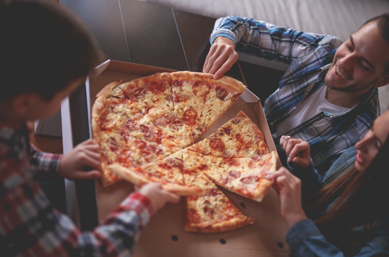 Люди с пиццей