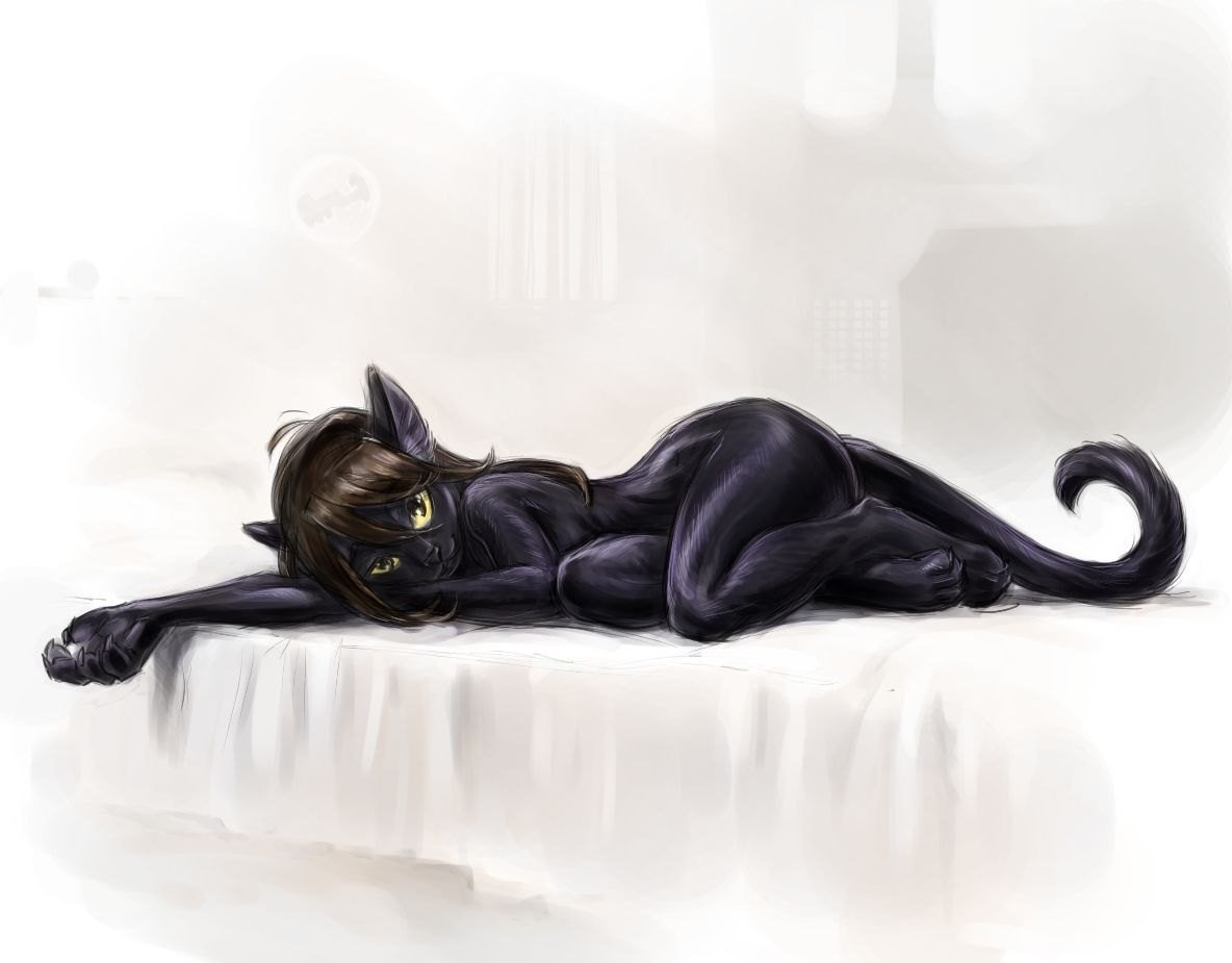 Нежная кошечка Onyx Viper развлекается на кровати