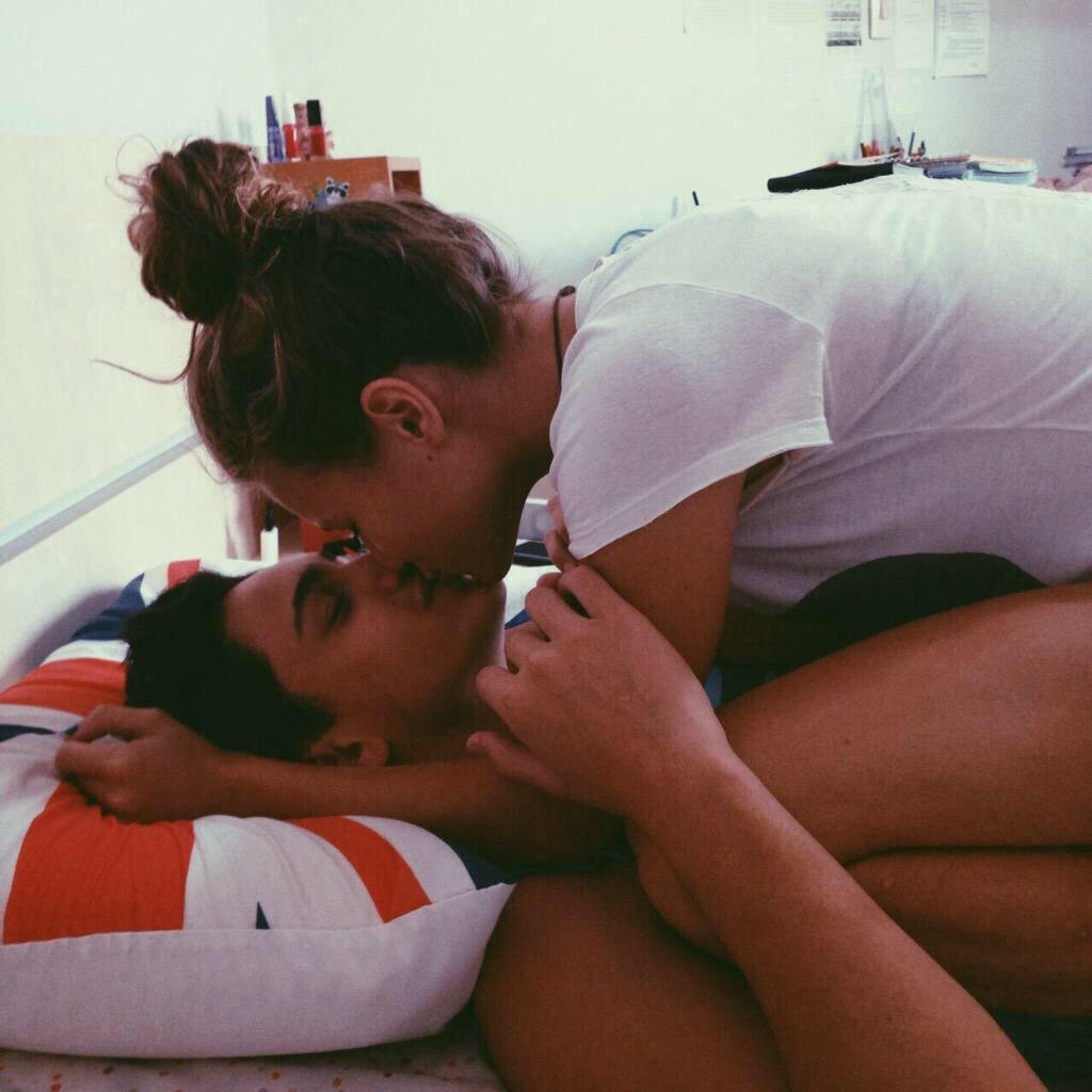 Парень с девушкой целуются и делают эротическое селфи порно фото