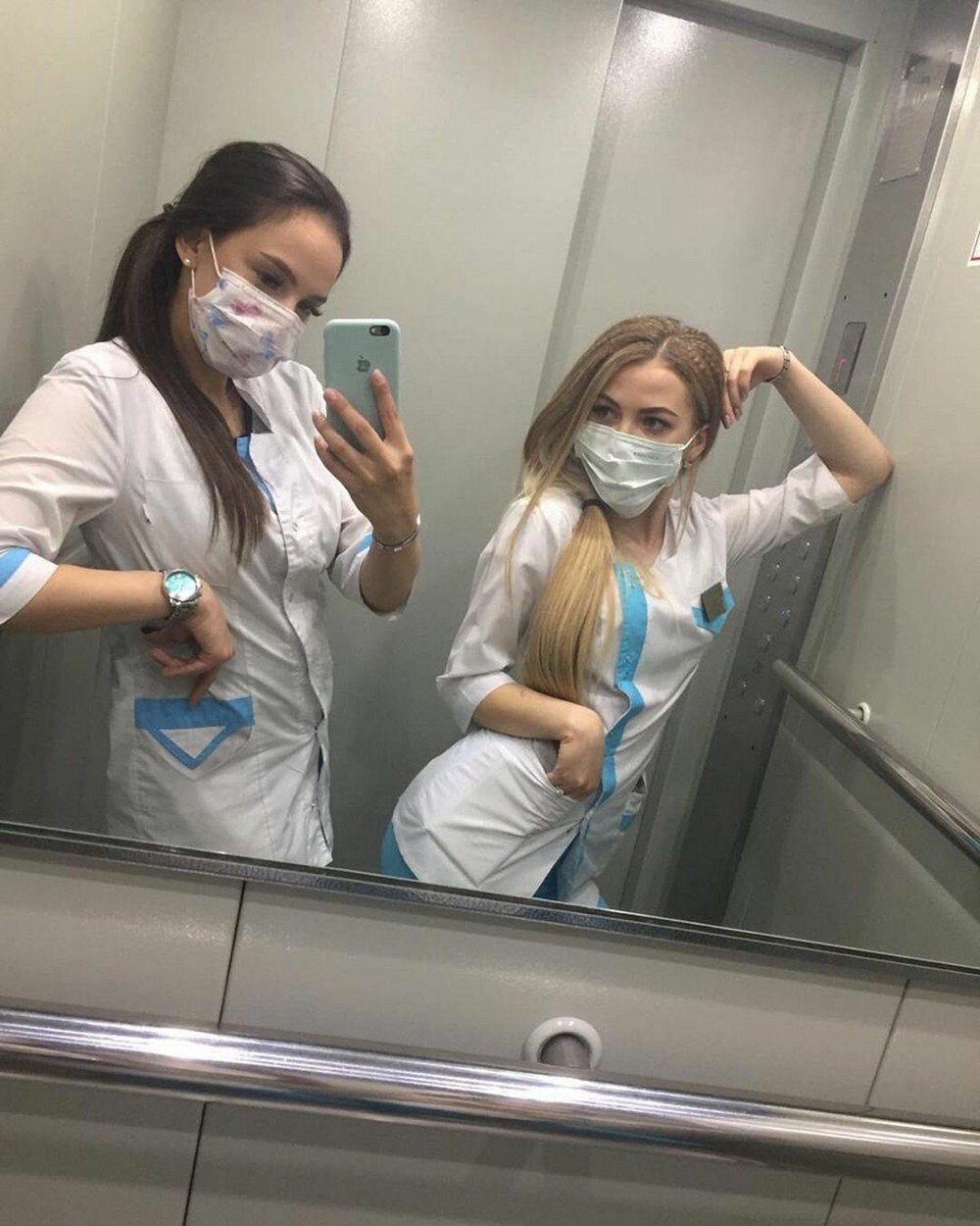 Латиноамериканская медсестра в очках раздевается до чулков в палате