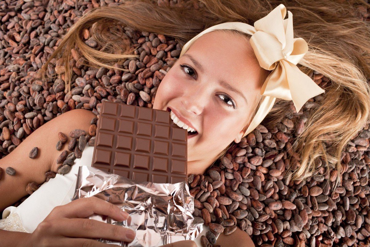 Шоколадная девушка принимает белый член
