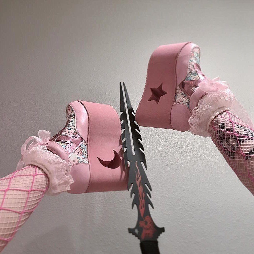 Эмо герл в розовых носочках 