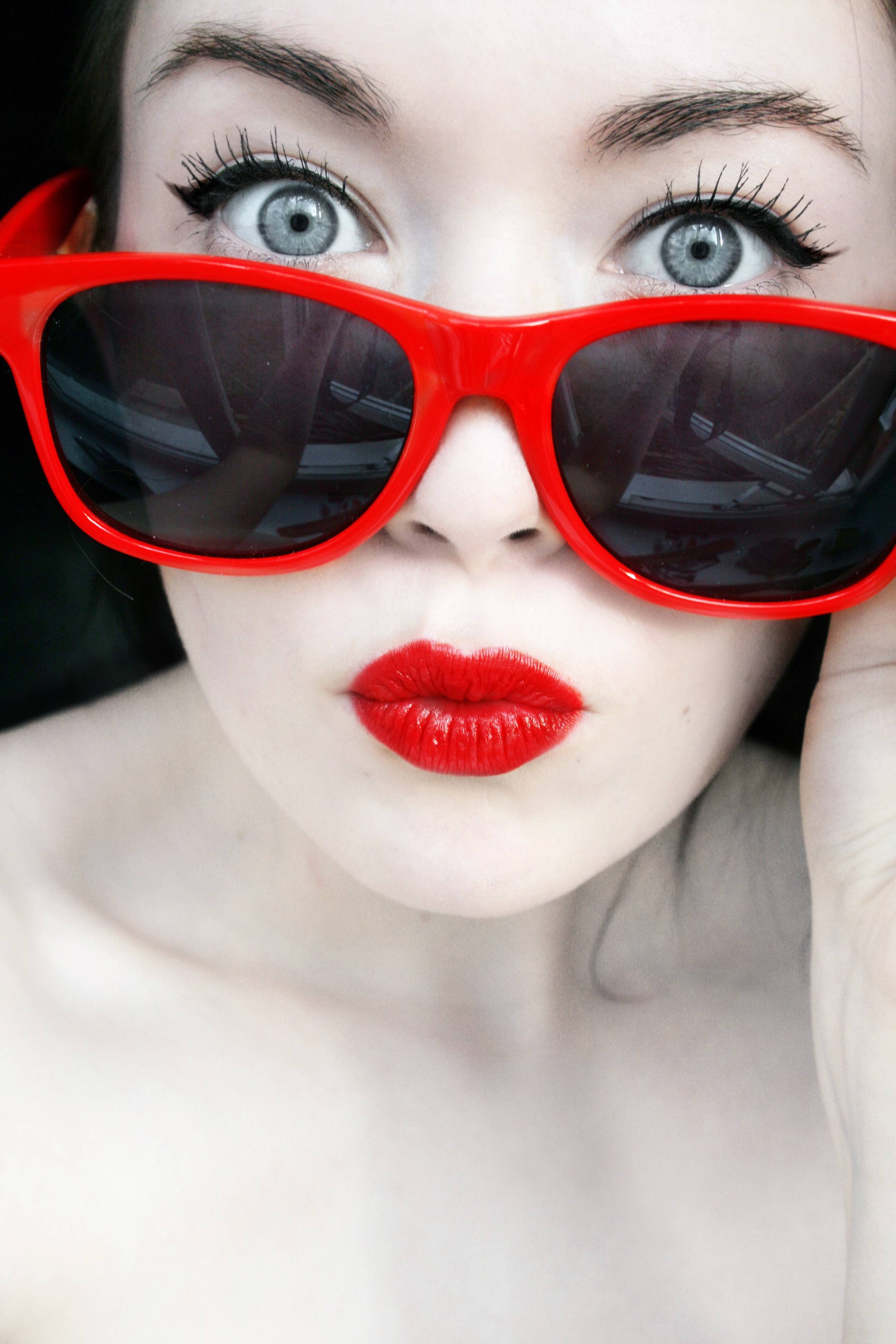 Девушка В Красных Очках Фото