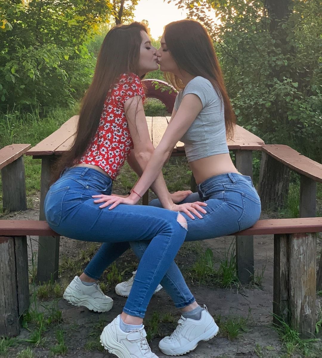 Две лучшие подруги решили попробовать лесби секс с трением вагин