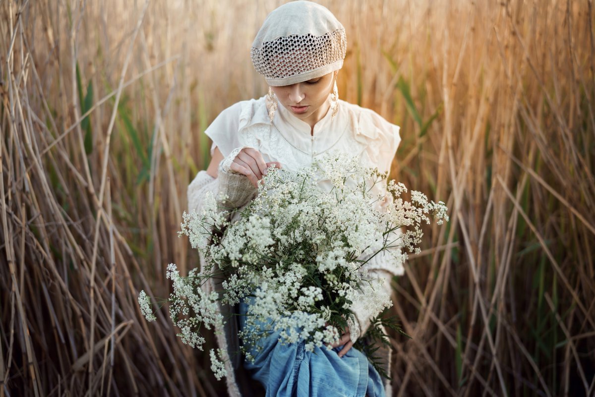 Девочка с букетом полевых цветов