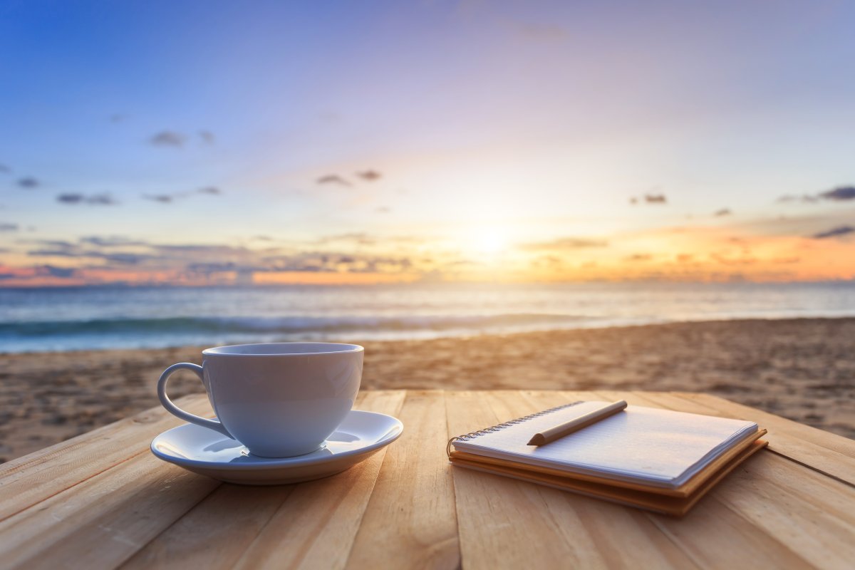 Чашка кофе на берегу моря.