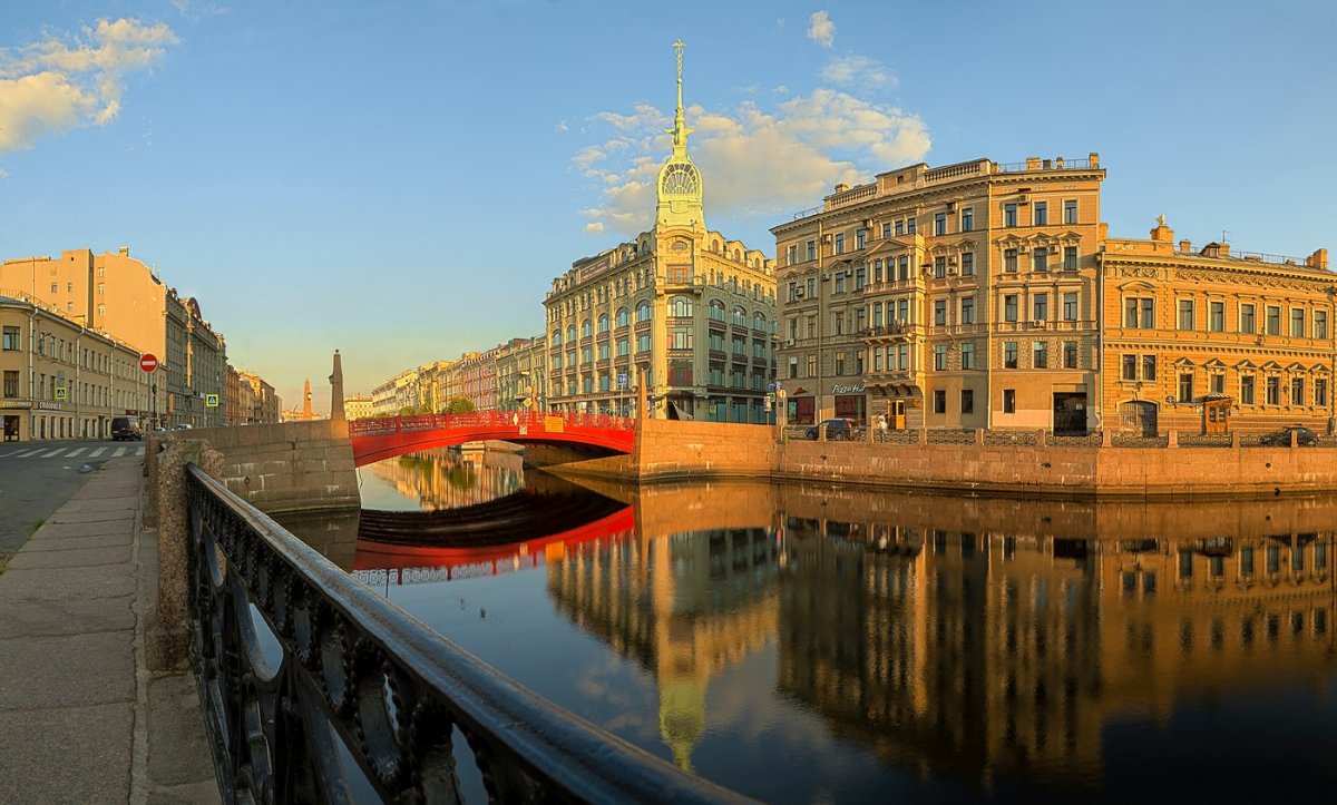 Красный мост в Санкт-Петербурге